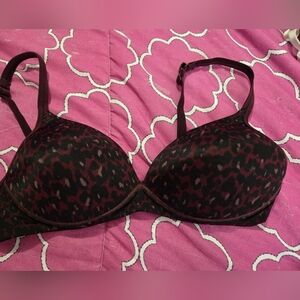 34B  Warner's Padded Black And Burgandy Bra with Adjustable Straps . No Wire.